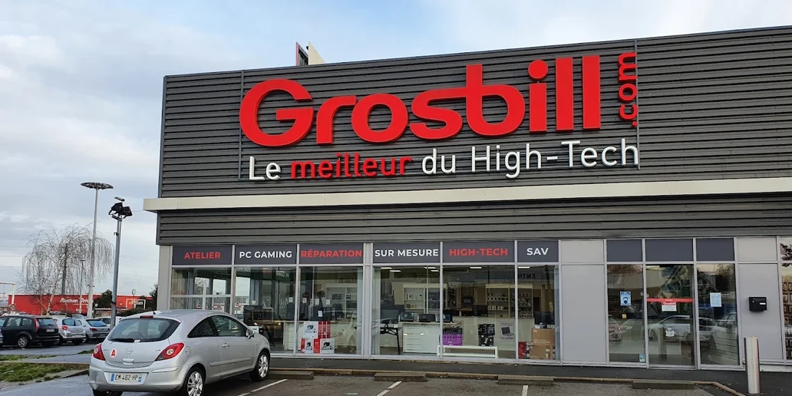 Devanture d'un magasin GrosBill Pro : enseigne et vitrine côté parking