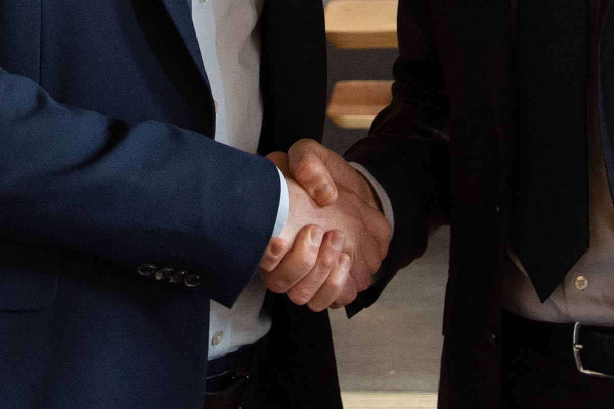 Poignée de main entre deux professionnels concluant un accord