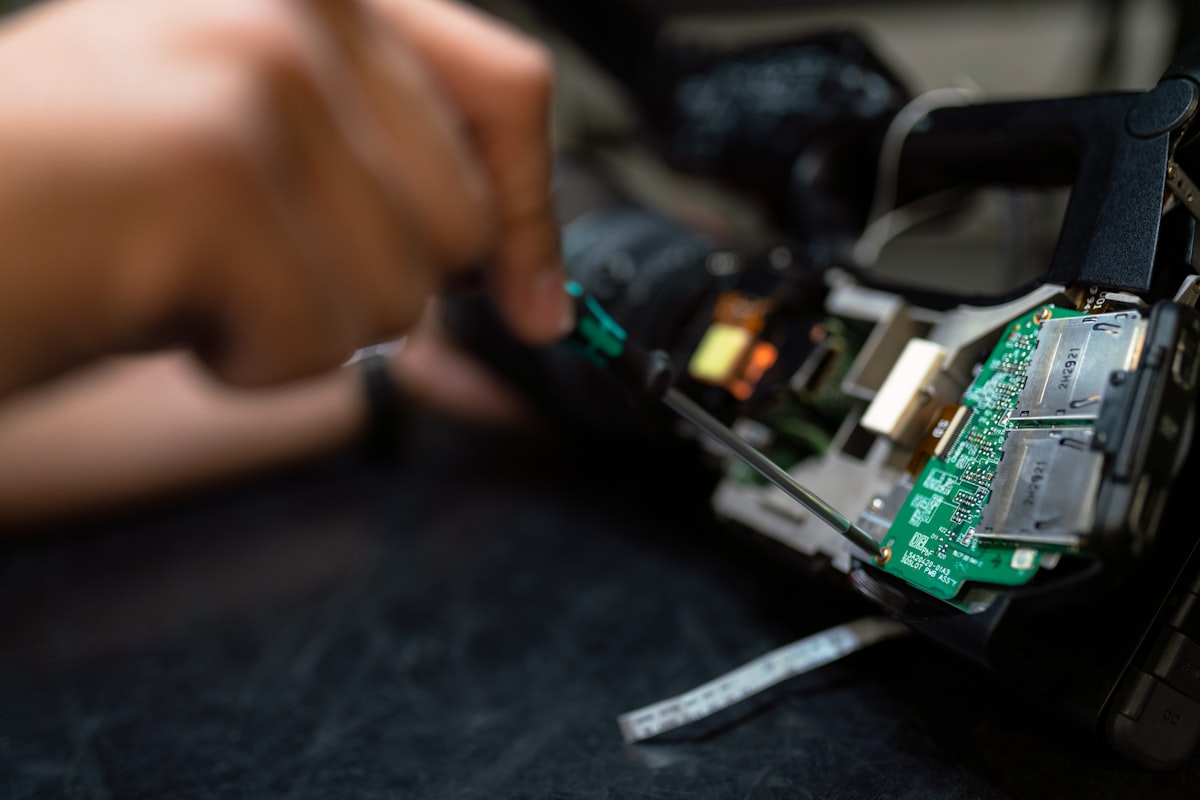 Technicien effectuant une réparation sur un composant électronique