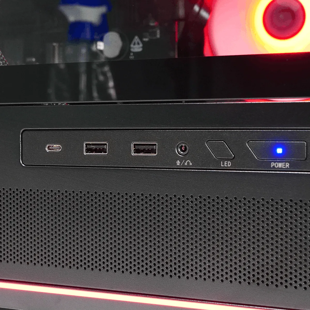 VOLCANO - R7-7800X3D/5070Ti/32Go/1To — vue 4