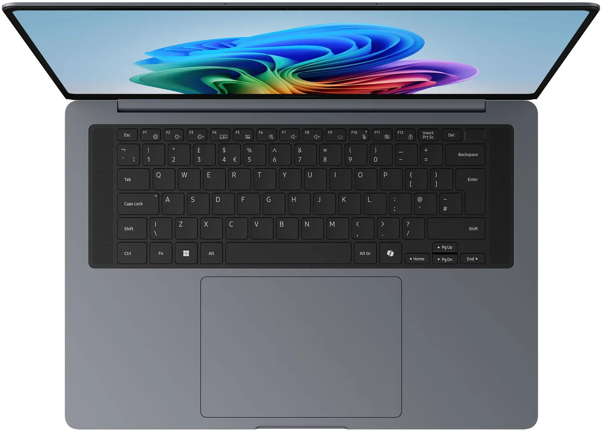 Samsung Book6 Ultra - 16" OLED Tactile 2.8K Core Ultra 7 356H RTX 5060 32Go 512Go W11P — vue 3