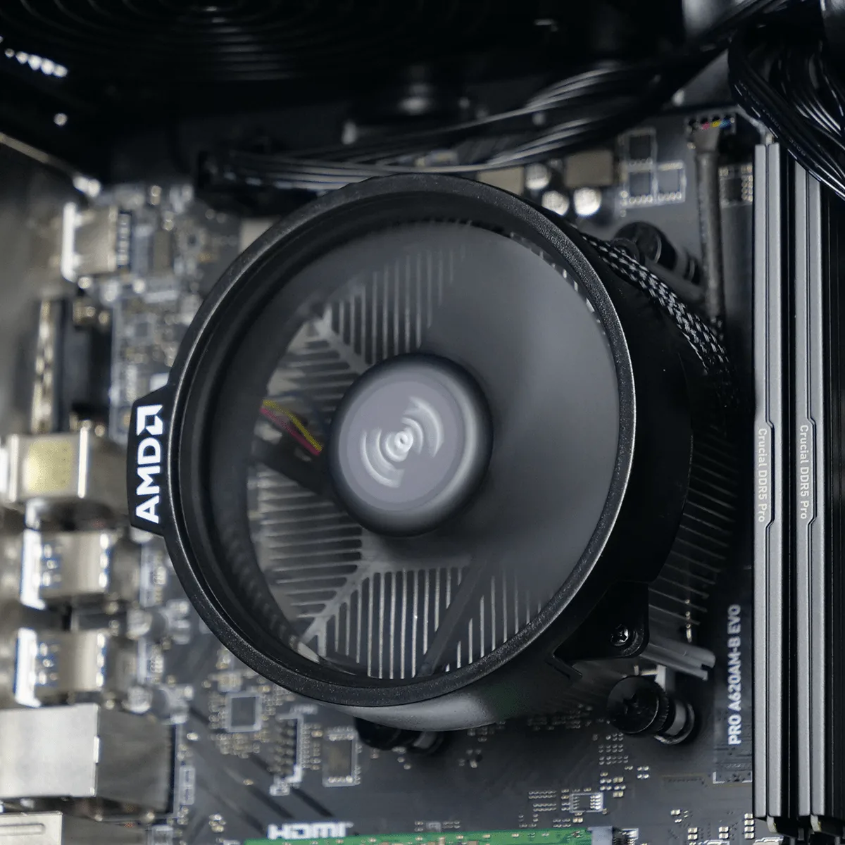 Familial 8700G R7-8700G/32Go/1To/W11H CYB-GB — vue 3