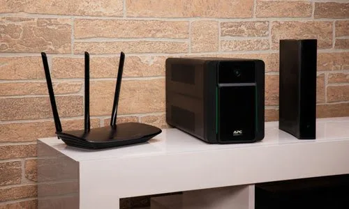 APC BACK-UPS 2200VA 230V AVR — vue 3